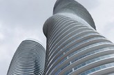 五.加拿大米西索加“梦露大厦”（Absolute World Towers）
梦露大厦是位于安大略米西索加的两栋高层住宅。一个高179米，另一个高161米。这两座大厦从底部到顶部的扭转度均为209度。因其曲线般的沙漏状外形与演员玛丽莲梦露相似，故而该建筑被人们昵称为“梦露大厦”。