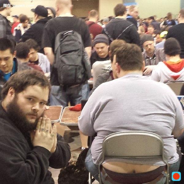 一位奇葩的国外玩家 爱上和他人的股沟合影