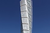 二.瑞典马尔默螺旋中心大厦（Turning Torso）
该项目是西班牙建筑师卡拉特拉瓦设计的，并于2005年8月27日正式向公众开放的。该塔楼有54层，高190米，拥有147间公寓，可提供住宿、酒吧和水疗中心服务，并有一座一年365天24小时礼宾服务的酒窖。每层都是由一个不规则的五边形钢框结构围绕中轴旋转构成。这座2005年竣工的螺旋中心大厦是目前瑞典及北欧最高的建筑，是欧洲第三高的住宅建筑。
