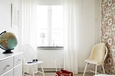 这间72平米的公寓主打北欧风情，无论是墙壁还是家具都选择了素雅的白灰二色，虽然简单但细节绝对精致。住在这样的房子里面，是不是整个人的节奏都会慢下来呢？