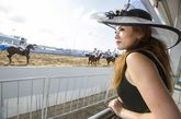 Jamie Wu戴着她的赛马帽子在看第一海滩马球世界杯。