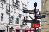 七.中国泰晤士小镇
中国泰晤士小镇距离上海市中心仅30公里，这是中国模仿西式风情的创造之一。泰晤士小镇2006年开放，有英国小镇常见的酒吧、商店等传统建筑，以再现英国的生活方式。开发商甚至用人工河仿造泰晤士河，小镇中还有前英国首相温斯顿丘吉尔(Winston Churchill)、哈利波特(Harry Potter)的塑像等。(实习编辑：谭婉仪)