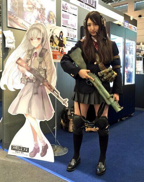 日本最大模型展现场:萌妹扛大枪 模型逼真