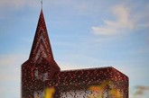 设计师用30吨钢材，2000块钢片搭建成了这座教堂，教堂从外面欣赏，由于镂空的原因，使之很好的与周围景色融为一体，并且红锈的颜色也可以给冬日的场地带来一道风景。从内部欣赏，外面的景色由于教堂每行的钢板遮挡，从而重新诠释了场地周边的景色。（实习编辑：谭婉仪）