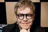 六.Elton John的家
比起上面几位来，号称“乐坛大姑妈”的Elton John的家则更充满了当代设计与充满财富感的堆砌，当然这也与他几十年来一直保持排行榜上不菲的成绩有关。从爱马仕的钟到不少大牌设计师们的经典作品，还有墙壁上的经典艺术作品，不但诉说着他的私人品位，更标志着这位乐坛常青树的成就。(实习编辑：谭婉仪)