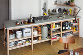 六.蜗居式的小厨房
这组厨房设计适合小型公寓，柏林设计师Rainer Spehl尽可能简洁地做设计。标准木质框架结构的储物格子，稳稳地收纳做饭所需的一切。水泥台面也给人很大的想象力。(实习编辑：谭婉仪)
