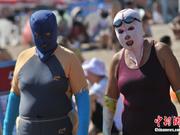 青岛脸基尼大妈沙滩漫步 淡定抢镜