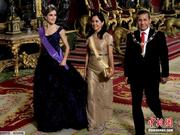 西班牙王妃优雅亮相皇室晚宴 年逾四十似女神