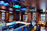 W休息区“目的地酒吧（destination bar）”
“目的地酒吧（destination bar）”位于W休息区的中心位置，人们在这能够预定到伊斯坦布尔W酒店的招牌手工鸡尾酒。在金色棱纹结构中配置有灯具，以便大屏幕和墙上能够出现钻石形图案。
