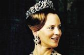 　年轻时的丹麦女王玛格丽特二世

　　玛格丽特二世（Her Majesty Queen Margrethe II，是现任丹麦女王，迄今在位超过40年。。在丹麦历代国王中，玛格丽特二世占有一席突出的地位。她是丹麦第一位执政女王，也是丹麦国王宝座上第一位才华横溢的艺术家。

　　这位来自童话王国的女王不仅爱好考古、绘画、歌舞、阅读文学作品、滑雪，也热衷于服装设计。女王在1991年为丹麦皇家芭蕾舞剧《巨人错婚记》设计了服装和布景。之后又为安徒生童话作品《野天鹅》的同名电影设计了11套人物服装。而早在1967年6月10日，女王穿着自己亲手设计的婚纱，嫁给了亨里克亲王。女王曾说过，“我希望能懂得运用自己的才能。多年以后，能以女王和艺术家的双重身份，被大家铭记。”