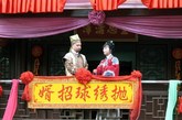 “王员外家小姐彩楼抛绣球”是宋城固定的民俗表演，每每吸引大众的目光。