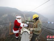 企业老板扮圣诞老人 爬高空“猫道”为工人送礼