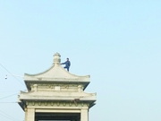 男子爬上长江大桥轻生 待了一整夜后被劝下