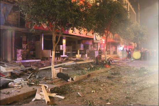 宿州一快餐店煤气罐爆炸似地震 相邻多店面受殃及(图)_安徽频道_凤凰网