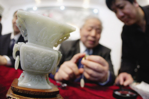 安徽男子看鉴宝节目上瘾专偷古董 出租屋俨然