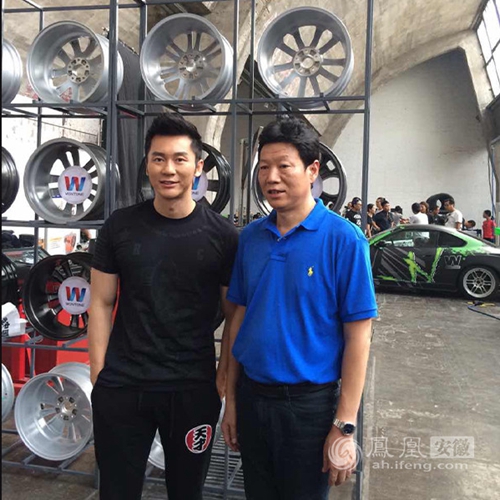 大黑牛李晨代言万通汽修玩漂移 范冰冰深夜探