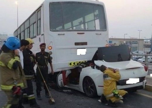 法拉利california跑车,在迪拜的街头,以62英里(约100公里)的时高清图片