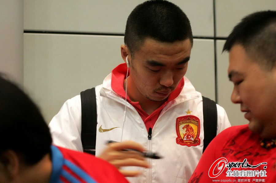 广州恒大客场憾平乘机归国 球迷热情接机[高清