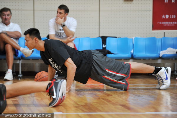 易建联参加全亚洲篮球训练营 飞身扣篮心情大