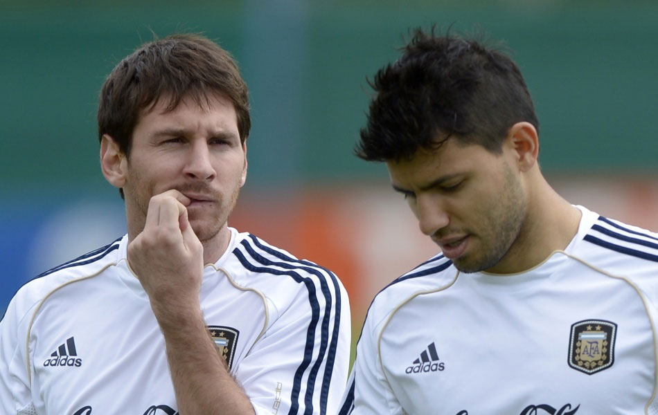 阿根廷备战世预赛梅西啃手指