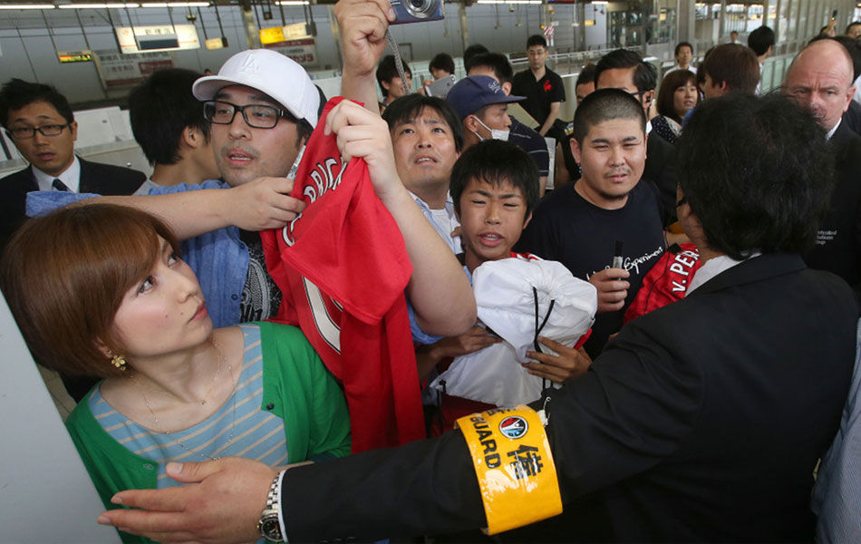 曼联抵达大阪日本女球迷酷似林志玲