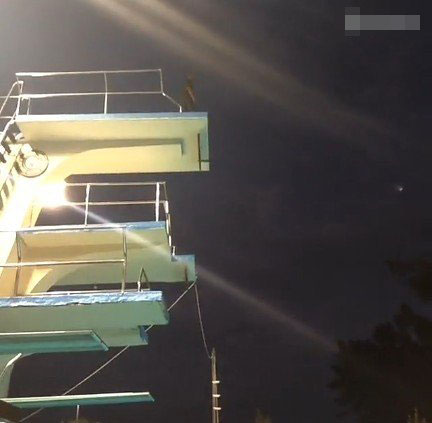 科比挑战10米跳水 入水技巧完美_体育频道_