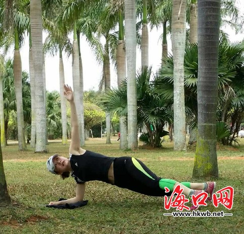新闻资讯 凤观海南 正文蔡晓艺在万绿园健身.