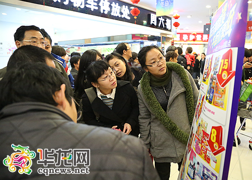 永辉午夜促销:顾客抱怨人流量大 服务员抱怨商