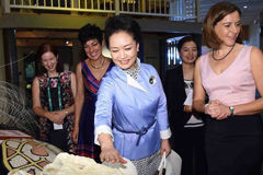 彭丽媛参观昆士兰州博物馆