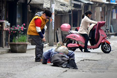 “瘫痪”乞丐卸妆后健步如飞