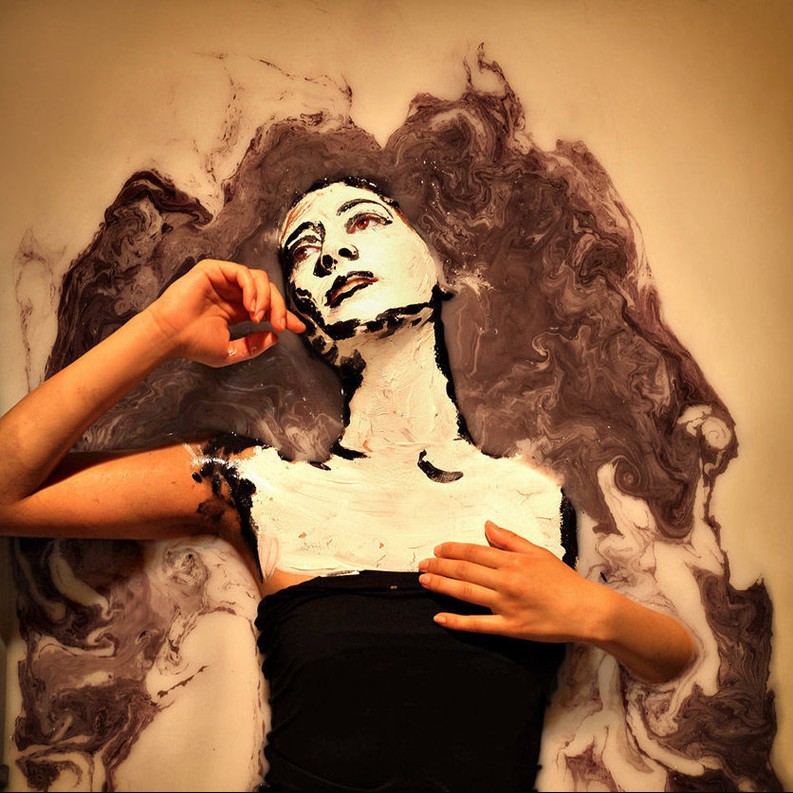 <em>女模特</em>半裸浸入牛奶展示唯美<em>人体艺术</em>(组图)_