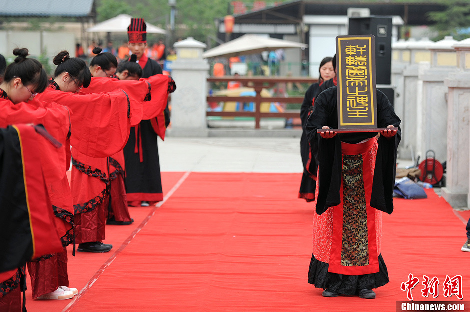 古代成人礼现西安 穿汉服向父母跪拜