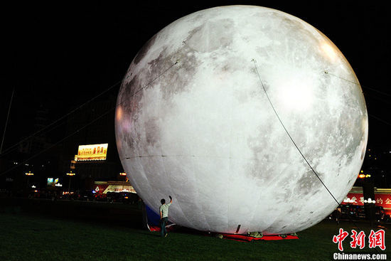 巨型人造月亮在兰州亮相 中秋将现“双月奇观”