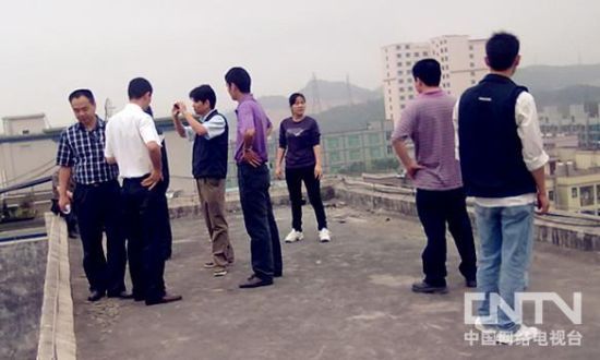 ���ڸ�ʿ��20��Ա������Ǩ�� ¥������26Сʱ(ͼ)