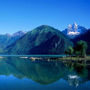 巴松措湖：高峡深谷中的“小瑞士”