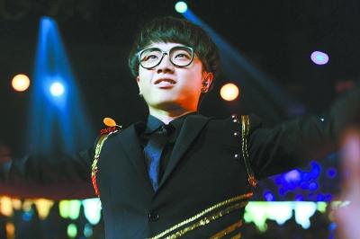 华晨宇快男夺冠后想好好休息 努力适应娱乐圈