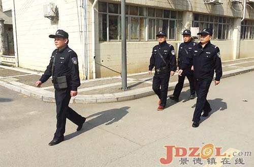新派驻校园的保安正在校园内巡逻.