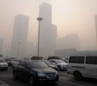 实拍北京雾霾汽车缓行