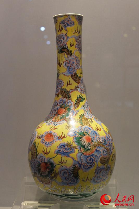 德化陶瓷博物馆展品《清·康熙二十五年款五彩九龙瓶》。（人民网记者翁奇羽摄）
