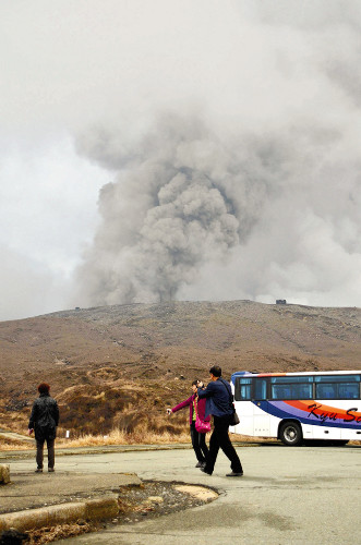 日本旅游区两火山呈活跃迹象冒千米高白烟（图）