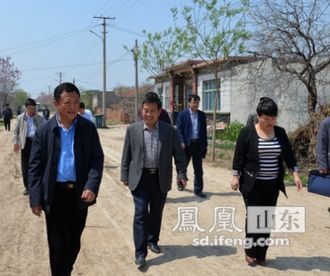 刘占勤带公路局科室到阳信坡庄村现场办公