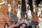 2012俄罗斯小姐选美大赛，众佳丽金色比基尼斗艳。