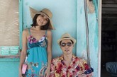 Ella和未婚夫休闲印花装是去海边度假的最佳选择，这类印花衫图案大多是五花八门的，最符合年轻人个性张扬的特色。
