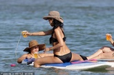 蕾哈娜赴夏威夷海边度假，流苏比基尼展平坦小腹，性感翘电臀摆撩人Pose玩湿身诱惑。