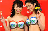2012年5月9日，日本东京，两名模特展示黛安芬内衣发布的名为“Super Cool Bra”的新型清凉文胸。面临炎炎夏日的电力短缺情况，日本商家借机推出这款新型文胸，罩杯上画有小鱼和水草，内置特殊的硅胶材料，在冰箱中冷冻数小时后再穿能使胸部保持凉爽，且不会影响柔软舒适度。  