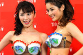 2012年5月9日，日本东京，两名模特展示黛安芬内衣发布的名为“Super Cool Bra”的新型清凉文胸。面临炎炎夏日的电力短缺情况，日本商家借机推出这款新型文胸，罩杯上画有小鱼和水草，内置特殊的硅胶材料，在冰箱中冷冻数小时后再穿能使胸部保持凉爽，且不会影响柔软舒适度。  