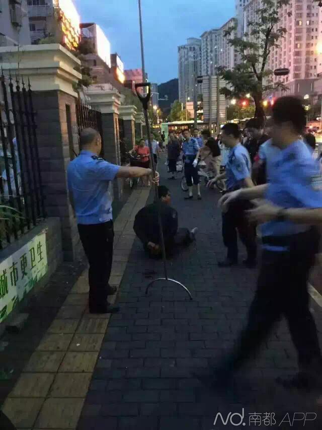 深圳一疑似精神病男子当街砍6路人 一儿童伤重