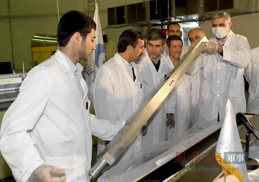 内贾德向德黑兰反应堆装载首枚国产核燃料棒