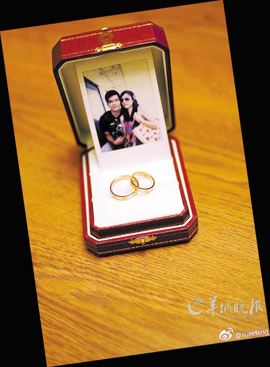 　　淑仪将两人合照放在对戒盒中，向冯生求婚  微博图片