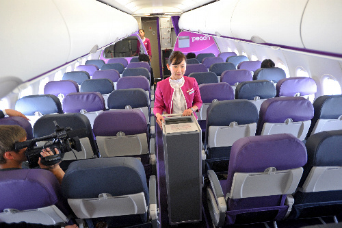 28日下午，为蜜桃航空公司客舱乘务员在关西至福冈航班的飞行训练中进行机内服务。